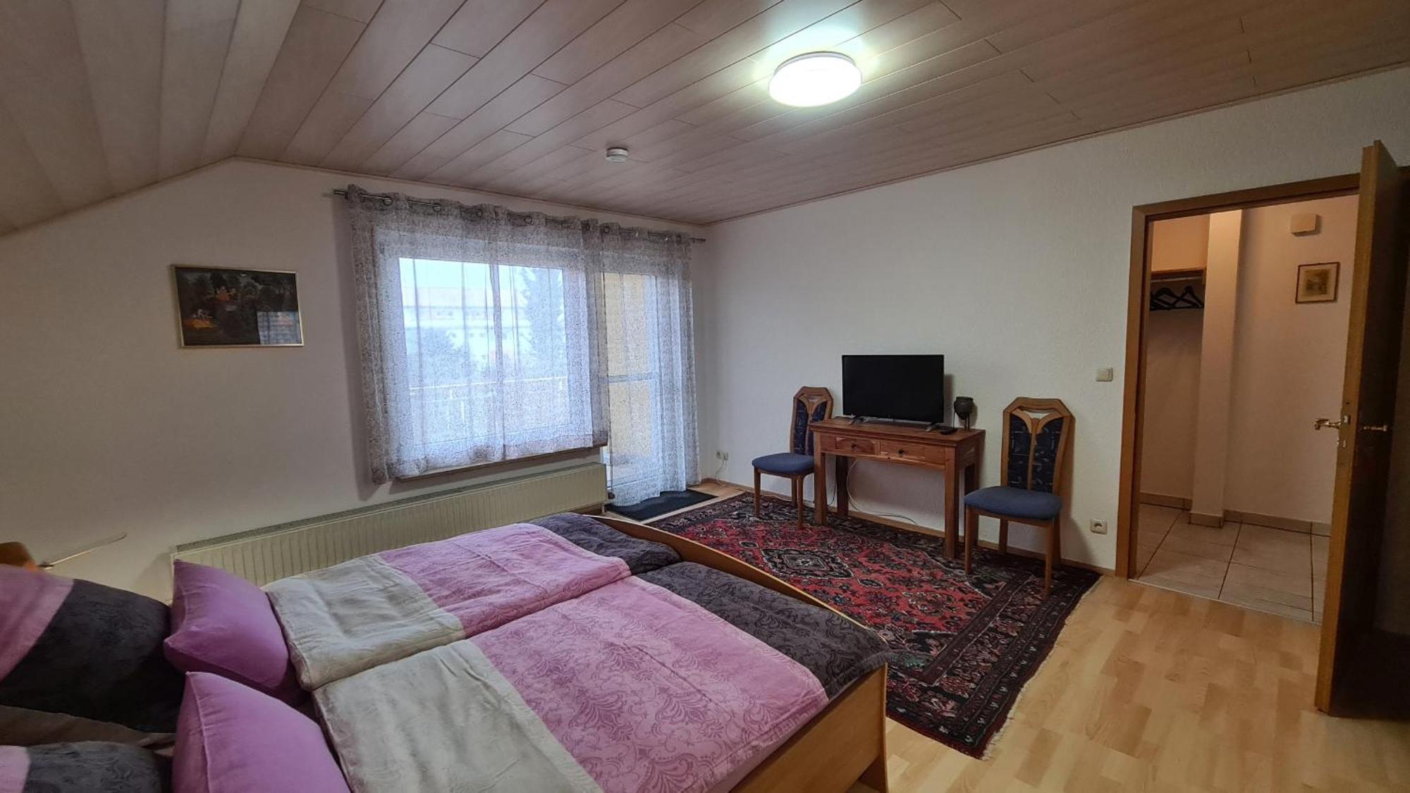 Gemuetliche 120 Qm Ferienwohnung Mit Balkon Adelsdorf Екстериор снимка