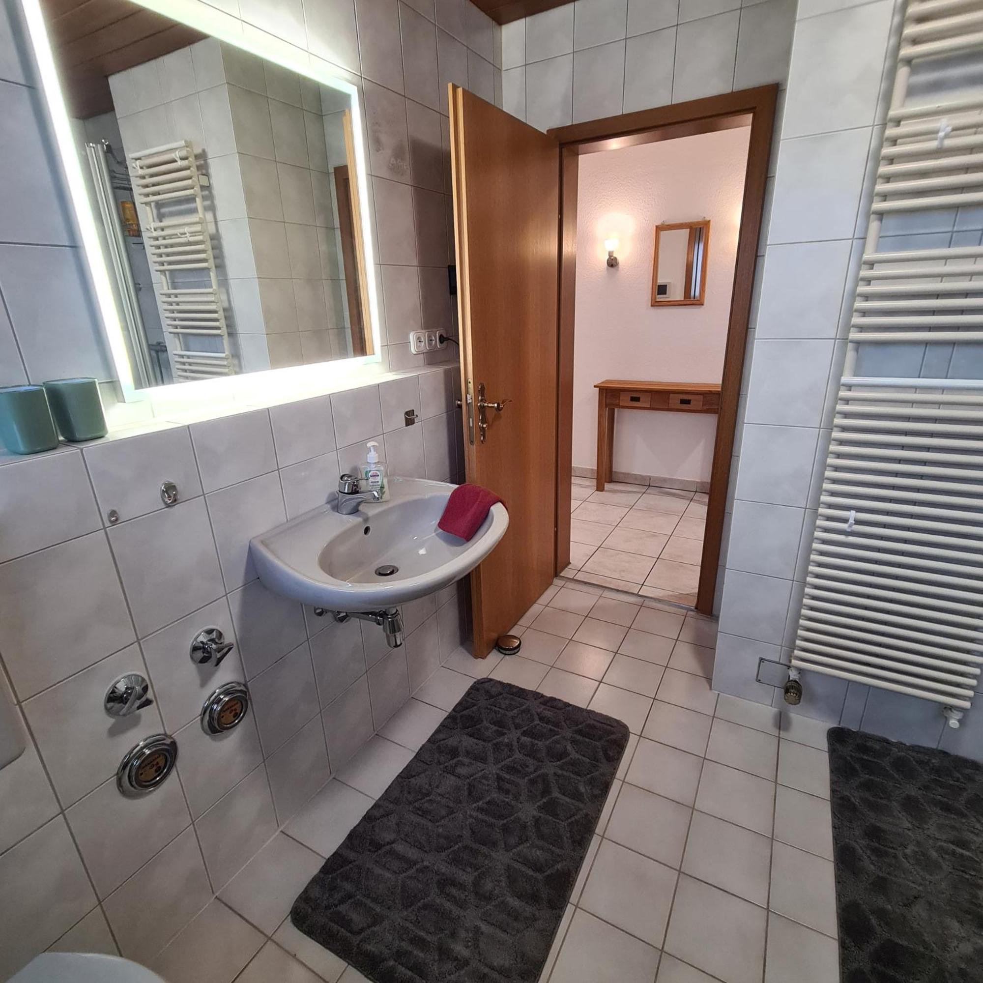 Gemuetliche 120 Qm Ferienwohnung Mit Balkon Adelsdorf Екстериор снимка