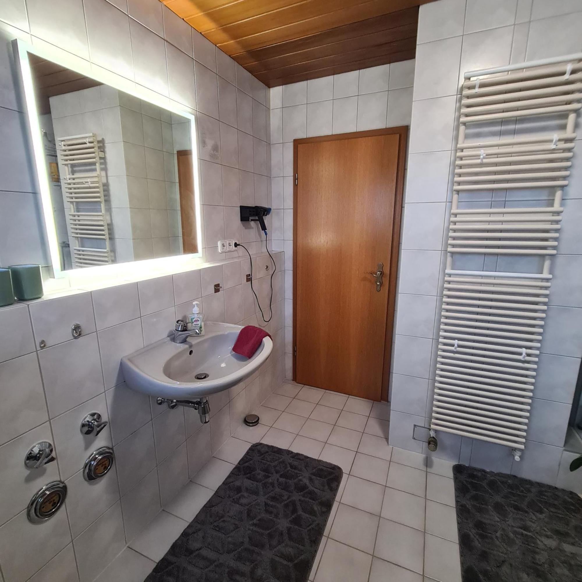 Gemuetliche 120 Qm Ferienwohnung Mit Balkon Adelsdorf Екстериор снимка